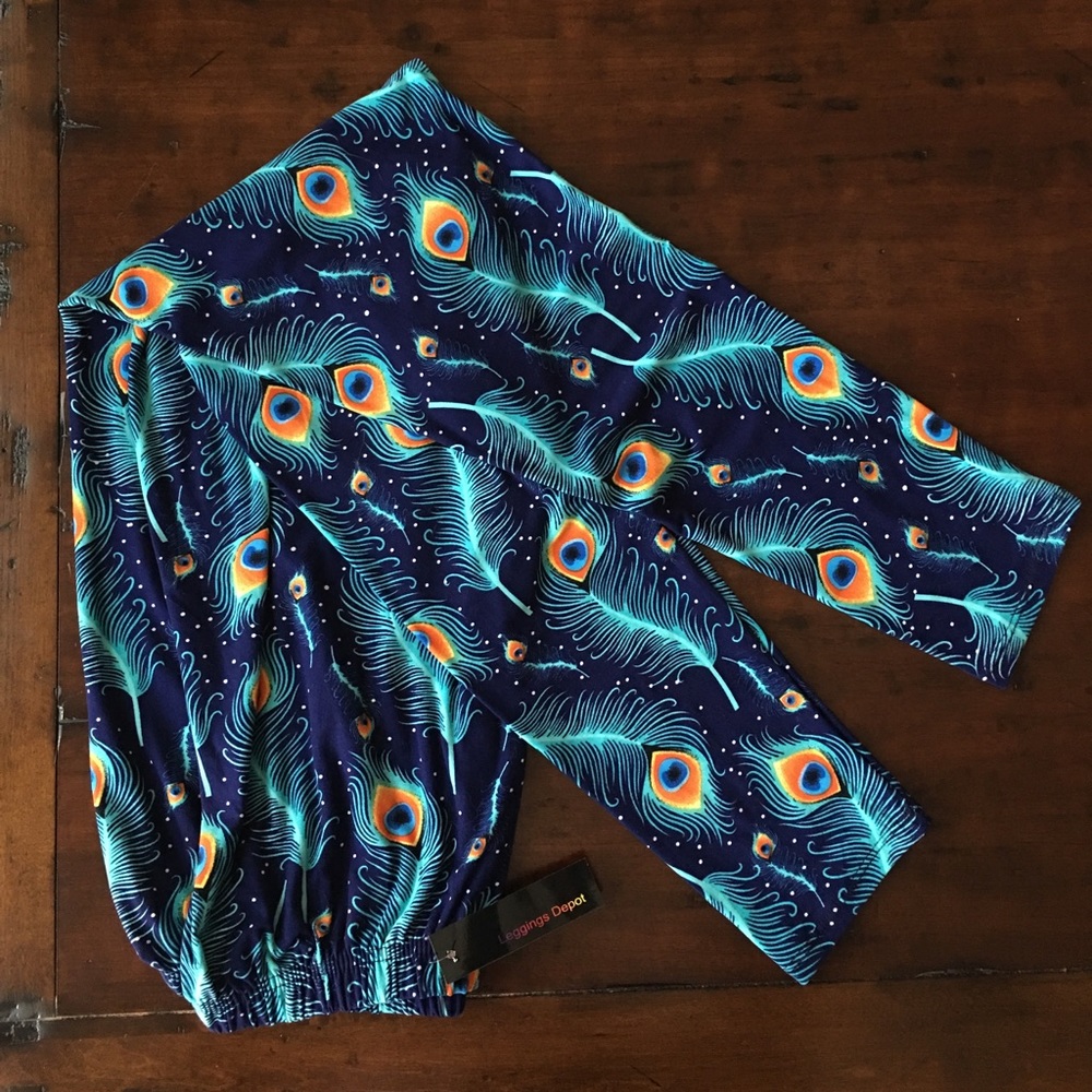 Plus size Peacock leggings. Comfy, buttery fabric